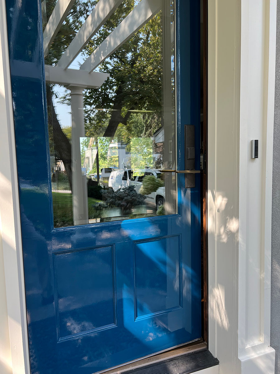 Front door in Hollandlac Brialant Paint